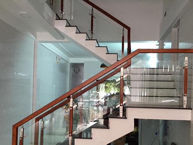 mẫu cầu thang kính cường lực đẹp